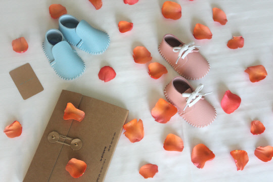 코트야드 메리어트 서울 타임스퀘어 호텔이 홀트아동복지회의 참여형 기부 캠페인 '아기 신발 만들기'와 객실 패키지를 결합한 '꽃길만 걷자 패키지'를 3월 1일부터 6월 30일까지 선보인다고 밝혔다. '꽃길만 걷자 패키지'는 아기 걸음마 신발을 직접 만드는 DIY 키트 구매 및 만들기를 통해 가족을 기다리는 아이들(입양대기 아동)의 첫걸음을 응원하는 사회공헌 패키지다. 패키지 수익금의 일부는 홀트아동복지회 아이들의 양육 기금으로 기부한다. 코트야드 메리어트 서울 타임스퀘어 호텔 제공